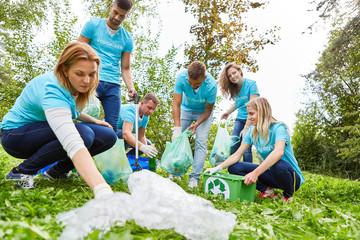 Umweltschutz Gruppe beim Müll sammeln in Natur