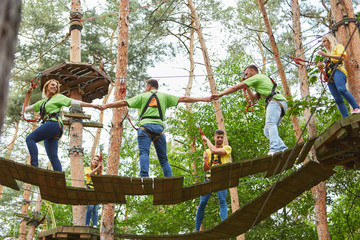 Gruppe beim Klettern im Hochseilgarten als Teambuilding Aktivität