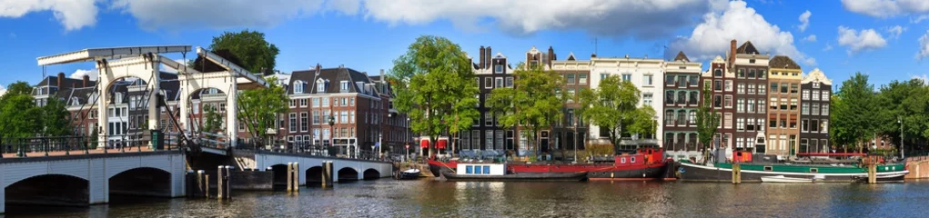 Fototapete Rund Schönes Panorama-Panorama der dünnen Brücke (Magere Brug) über den Fluss Amstel in Amsterdam, Niederlande, an einem sonnigen Sommertag mit einigen Wolken © dennisvdwater