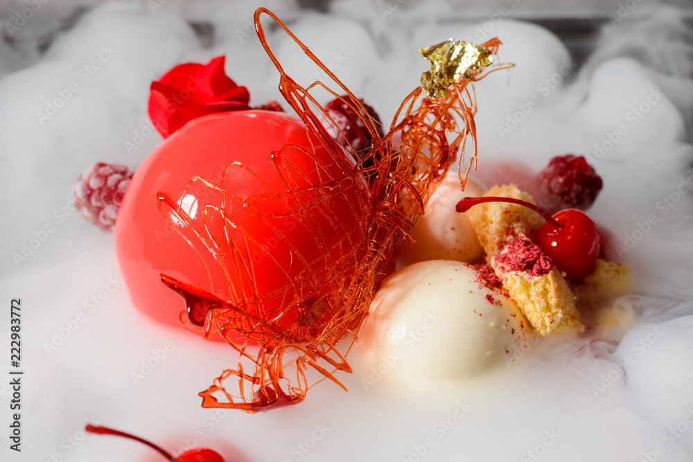 Sticker cake, raspberries and dry ice