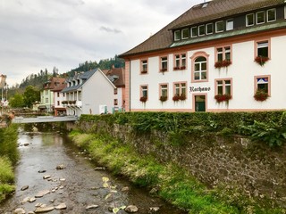 Fototapeta na wymiar Rathaus am Alb Fluss in Sankt Blasien/Schwarzwald (Baden-Württemberg)