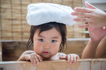温泉につかる子供