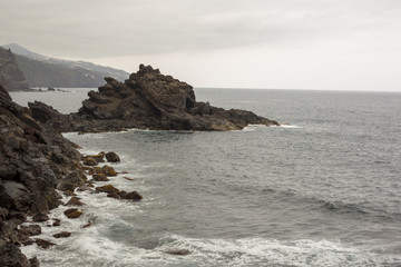 Obraz premium Rocks in a sea with waves