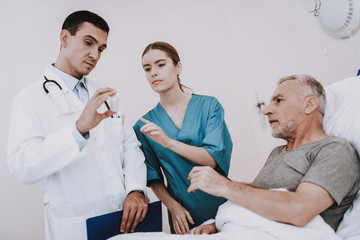 Obraz premium Therapy for Patient in a Clinic. ged Man Lies.