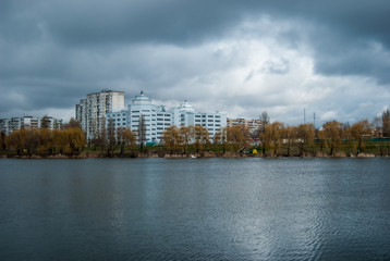 Obraz premium View of multi-storey houses from the lake