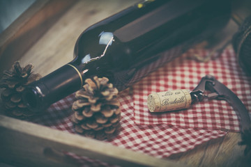 bouteille de vin rouge sur une table en bois
