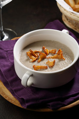 Cream soup with chanterelles