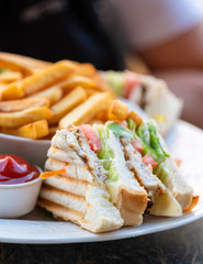 Original Club Sandwich Essen mit Tun Fisch und Pommes Frites KEtchup und Mayonnaise 