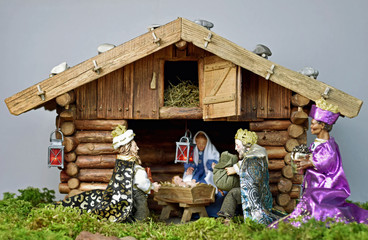 Weihnachtskrippe - Holzfiguren in Stoff gekleidet