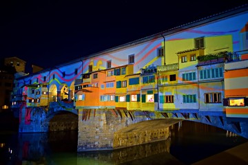 il famoso Ponte Vecchio di Firenze illuminato durante il Festival delle luci nel periodo natalizio