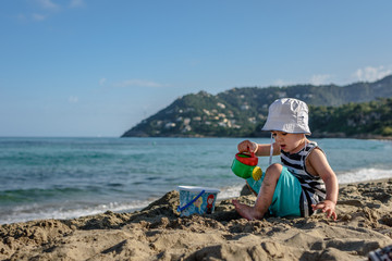 Niño jugando con una regadera