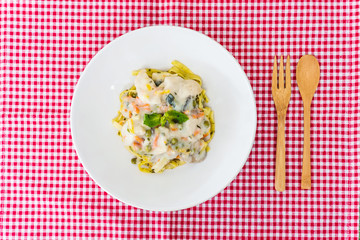 Pasta with vegetables and Shrimps lemon cream basil