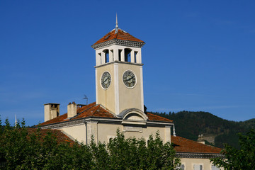 Fototapeta na wymiar la mairie d'Alba-La-Romaine
