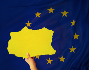 Avrupa Birliği Bayrağı, Elde Yırtık Kağıt Tutan