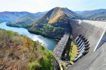 De krachtcentrale bij de Bhumibol-dam in Thailand. De dam ligt aan de Ping-rivier en heeft een capaciteit van 13.462.000.000 kubieke