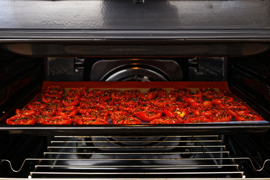 Preparation of dried tomatoes with spices in the oven of home cuisine