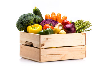 Grenen doos vol kleurrijke verse groenten op een witte achtergrond