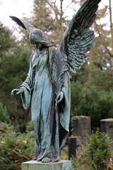 Grabstein mit Engel auf einem Friedhof in Frankfurt