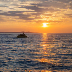 Fototapeta na wymiar Schiffe im Sonnenuntergang am Meer bei Zadar