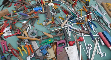 Durcheinander von alten rostigen  Handwerkzeugen 