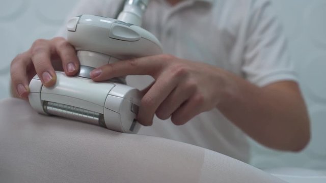 Massage machine massage the legs of the girl