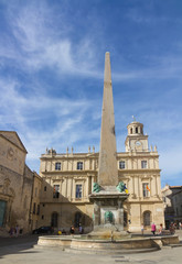 Fototapeta na wymiar Place de la République mit Obelisk in Arles