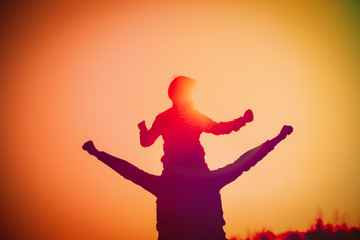 Fototapeta premium father and son play at sunset sky