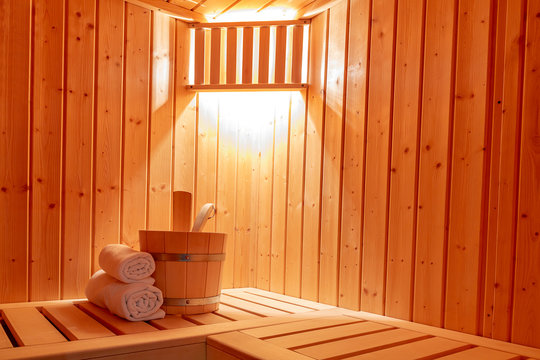 eine kleine private finnische Sauna mit Zubeh&ouml;r