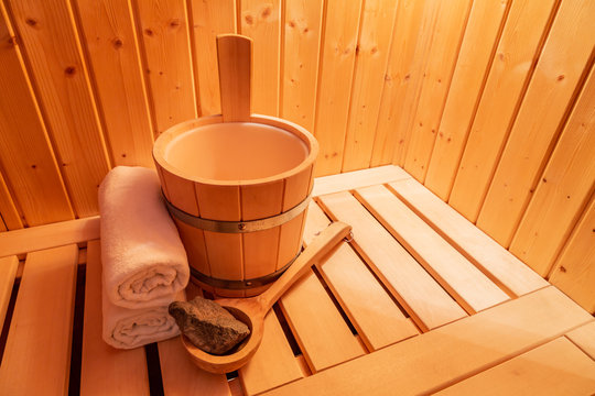 eine kleine private finnische Sauna mit Zubeh&ouml;r
