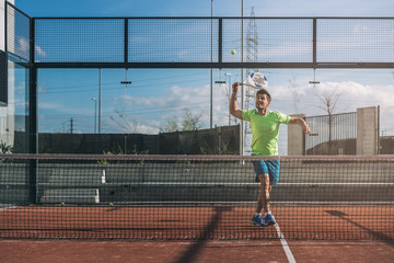 Obraz premium Man playing padel