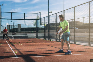Obraz premium Man playing padel