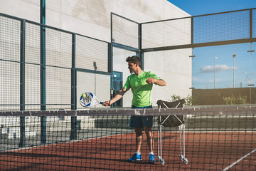 Monitor teaching padel class