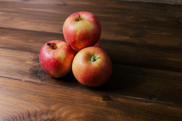 red apples