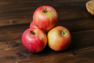 red apples