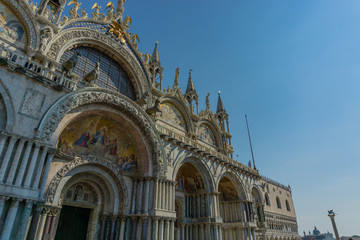 Fototapeta premium Basilica di San Marco (Saint Mark's Cathedral) at sunrise in Venice, Veneto, Italy