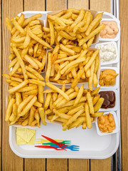 Pommes und Soßen auf Tablett