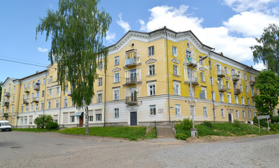 Fototapeta na wymiar Apartment four-storeyed 10-podjezdny house, 1950 of construction. Uglich, Yaroslavl region