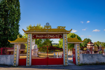 Portail de la Pagode Phat Vuong Tu à Noyant-d'Allier