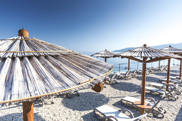 Kroatien, Istrien, Rabac, Sonnenschirme am Strand