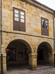 Detalle de porche con arcos en el pueblo de Reinosa, Cantabria, verano de 2018