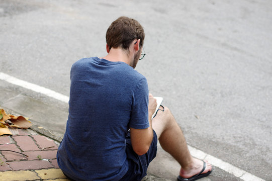 Jeune homme &eacute;crivant dans son journal