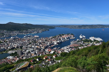 Fototapeta na wymiar Stadt Bergen in Norwegen, Aussicht vom Berg Floyen