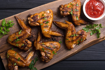 Grilled chicken wings with tomato sauce