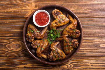 Grilled chicken wings with tomato sauce