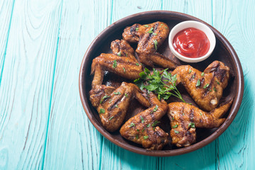 Grilled chicken wings with tomato sauce