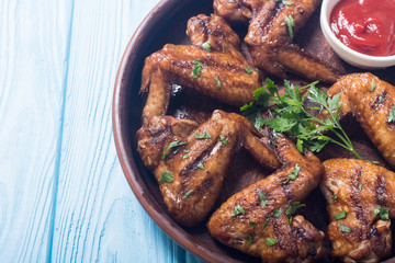 Grilled chicken wings with tomato sauce