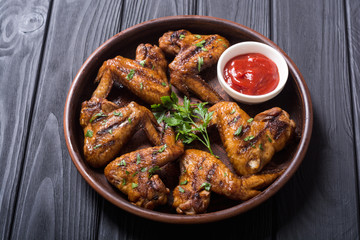Grilled chicken wings with tomato sauce
