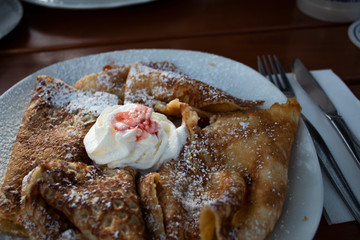 Pfannkuchen mit Sahnehaube und Puderzucker