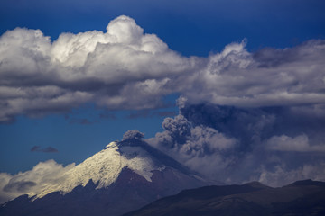 Volcán Cotopaxi en erupción