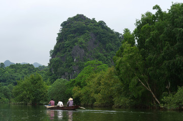 Fototapeta na wymiar Barque vietnamienne sur l'eau - 2